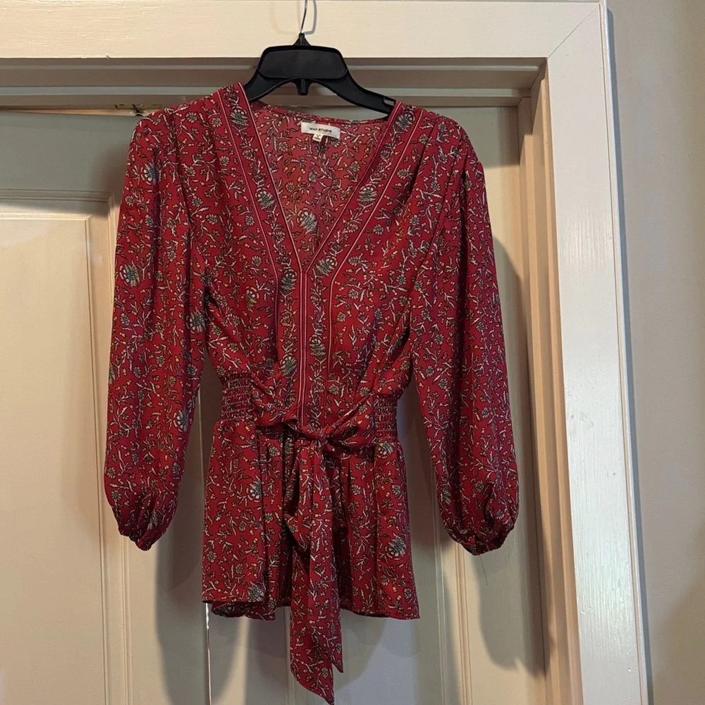 Adorable v-neck top with tie belt - Picture 1 of 3